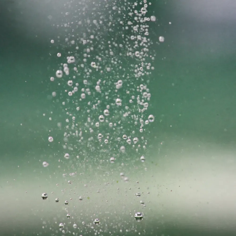 Nanobolle che salgono in acqua limpida